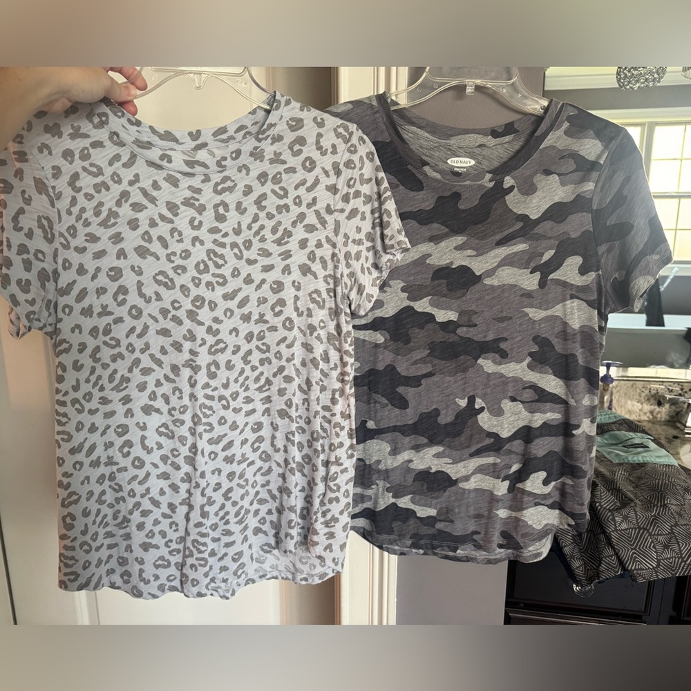 Medium women’s Old Navy Gray printed Short Sleeve Tees
